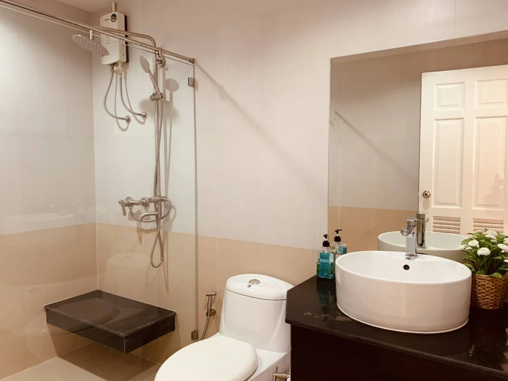 ให้เช่า ด่วน!! คอนโด สุขุมวิท ลิฟวิ่ง ทาวน์ ติดถนนอโศก จัดเต็มเฟอร์นิเจอร์ รีบจองเลย!!