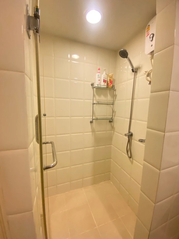 ให้เช่า บ้านนวธารา ชั้น 2 ติดสระว่ายน้ำ มีพื้นที่ส่วนตัวสามารถใช้ไปยังสระว่ายน้ำได้เลย ห้ามพลาด