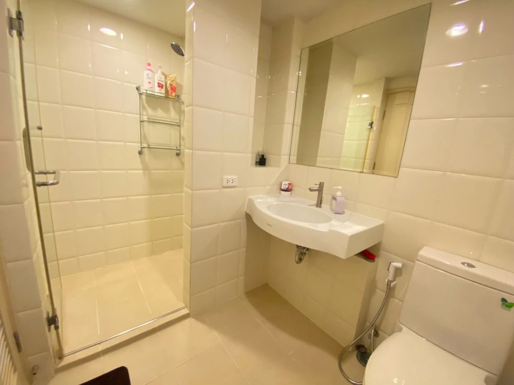 ให้เช่า บ้านนวธารา ชั้น 2 ติดสระว่ายน้ำ มีพื้นที่ส่วนตัวสามารถใช้ไปยังสระว่ายน้ำได้เลย ห้ามพลาด