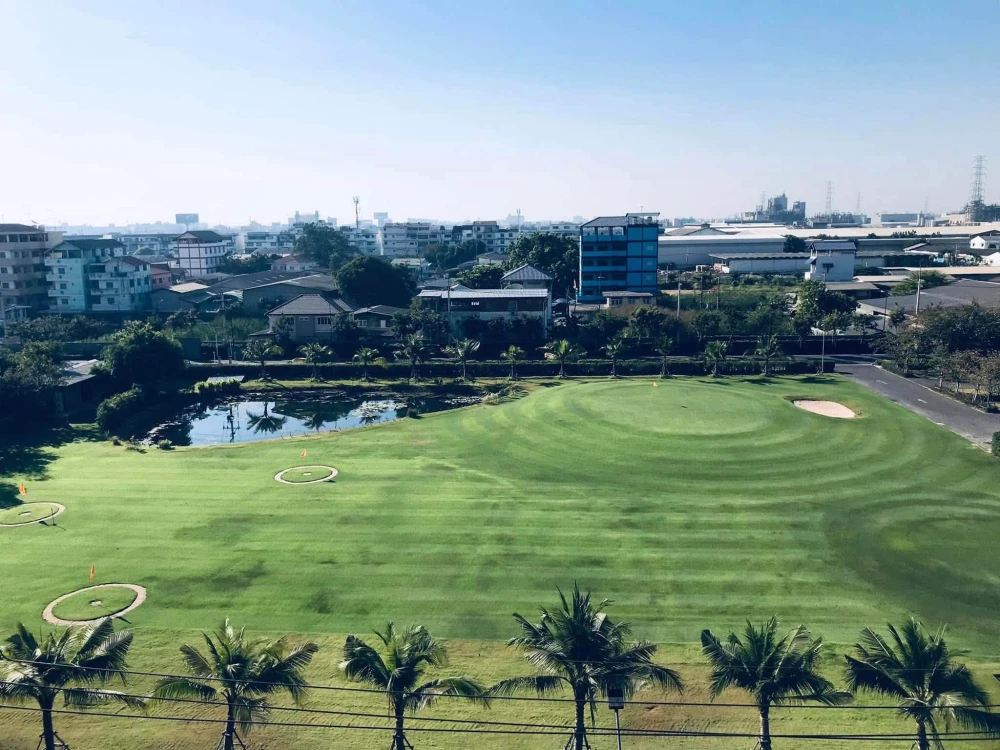 ให้เช่า พลัมคอนโด พาร์ค รังสิต เฟส 2 วิวนอก (สนาม golf) พื้นที่ห้องโล่ง เพราะเน้นเฟอนิเจอร์พับเก็บได้ และเฟอร์นิเจอร์ลอยติดผนัง