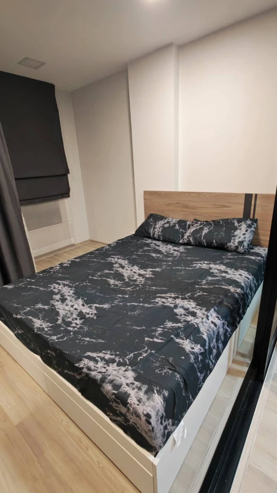 ให้เช่า พลัมคอนโด สะพานใหม่ สเตชั่น  ฝั่งสระว่ายน้ำ วิวระเบียง มองเห็นสระว่ายน้ำส่วนกลาง กั้นห้องนอนและห้องนั่งเล่นเป็นสัดส่วน