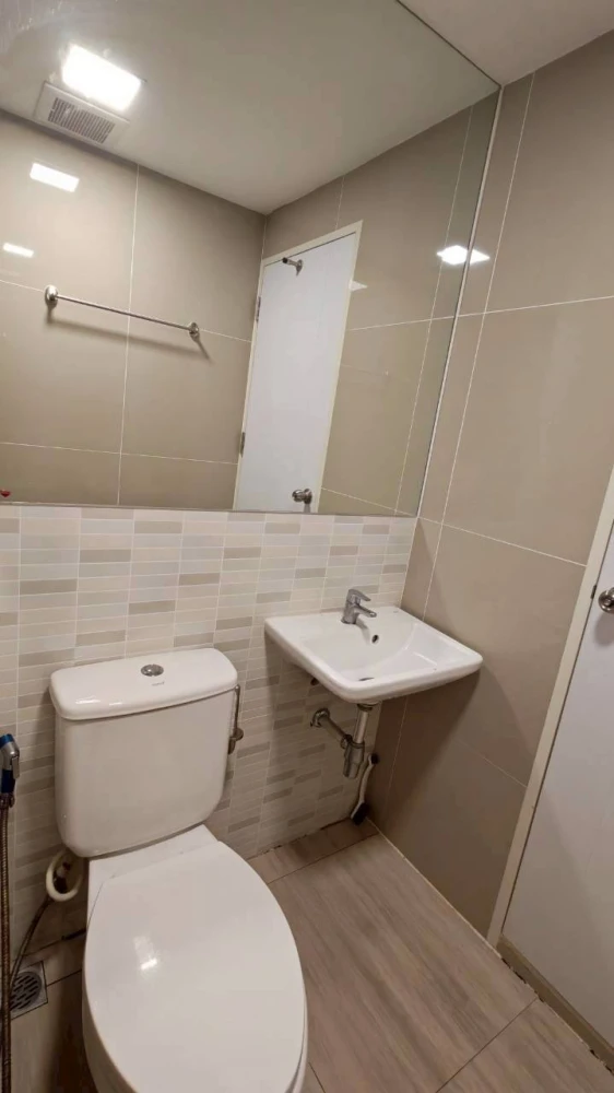 ให้เช่า พลัมคอนโด สะพานใหม่ สเตชั่น  ฝั่งสระว่ายน้ำ วิวระเบียง มองเห็นสระว่ายน้ำส่วนกลาง กั้นห้องนอนและห้องนั่งเล่นเป็นสัดส่วน