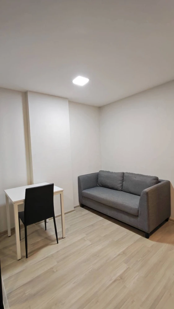 ให้เช่า พลัมคอนโด สะพานใหม่ สเตชั่น  ฝั่งสระว่ายน้ำ วิวระเบียง มองเห็นสระว่ายน้ำส่วนกลาง กั้นห้องนอนและห้องนั่งเล่นเป็นสัดส่วน