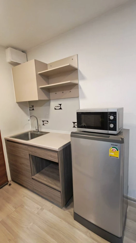 ให้เช่า พลัมคอนโด สะพานใหม่ สเตชั่น  ฝั่งสระว่ายน้ำ วิวระเบียง มองเห็นสระว่ายน้ำส่วนกลาง กั้นห้องนอนและห้องนั่งเล่นเป็นสัดส่วน