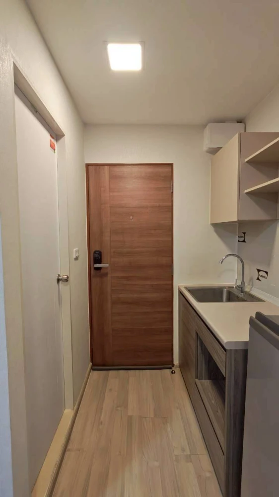 ให้เช่า พลัมคอนโด สะพานใหม่ สเตชั่น  ฝั่งสระว่ายน้ำ วิวระเบียง มองเห็นสระว่ายน้ำส่วนกลาง กั้นห้องนอนและห้องนั่งเล่นเป็นสัดส่วน