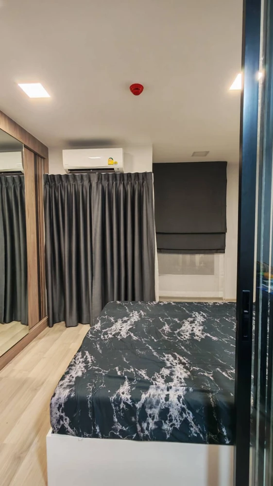 ให้เช่า พลัมคอนโด สะพานใหม่ สเตชั่น  ฝั่งสระว่ายน้ำ วิวระเบียง มองเห็นสระว่ายน้ำส่วนกลาง กั้นห้องนอนและห้องนั่งเล่นเป็นสัดส่วน