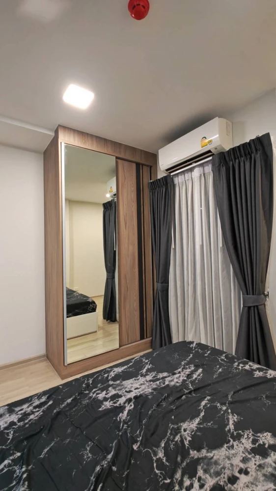 ให้เช่า พลัมคอนโด สะพานใหม่ สเตชั่น  ฝั่งสระว่ายน้ำ วิวระเบียง มองเห็นสระว่ายน้ำส่วนกลาง กั้นห้องนอนและห้องนั่งเล่นเป็นสัดส่วน