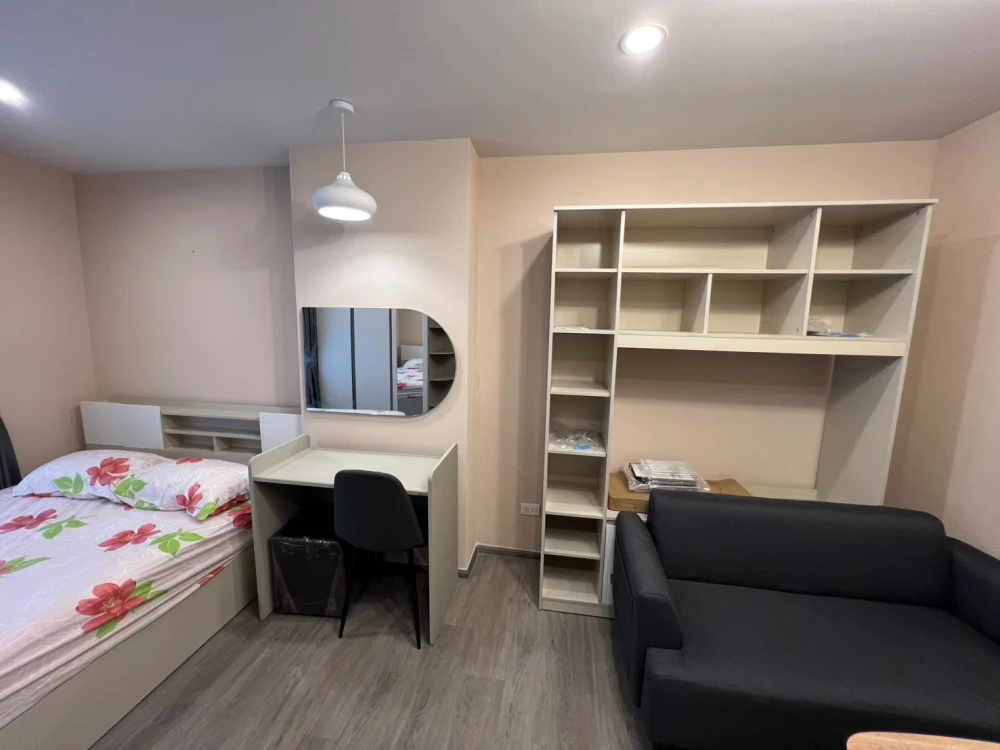 For rent: Regent Home Wutthakat, beautiful high-floor unit in Building A, spacious room, fully furnished with appliances. Book now!