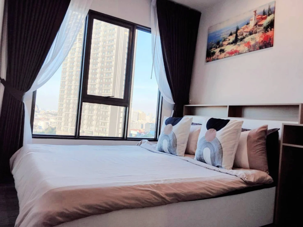 For rent: Regent Home Wutthakat, beautiful unit on the 11th floor, corner unit, north-facing with city views. Not hot as it doesn't get direct sunligh