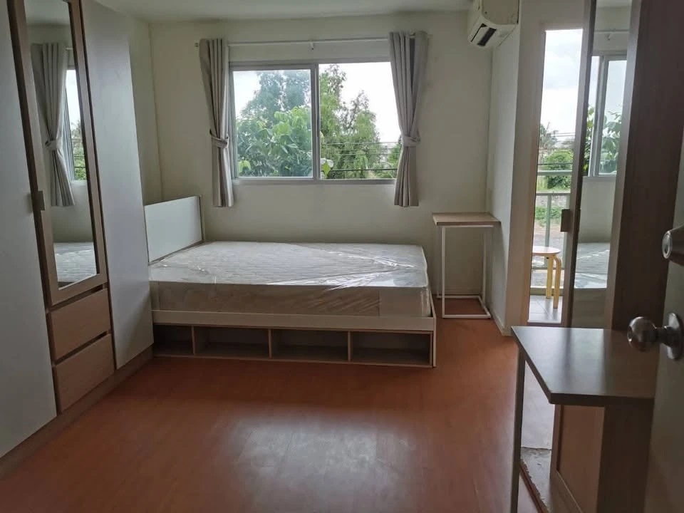 For rent: Lumpini Condo Town Romklao-Suvarnabhumi, Building B3, 2nd floor. Fully furnished and equipped with appliances. Ready to move in.