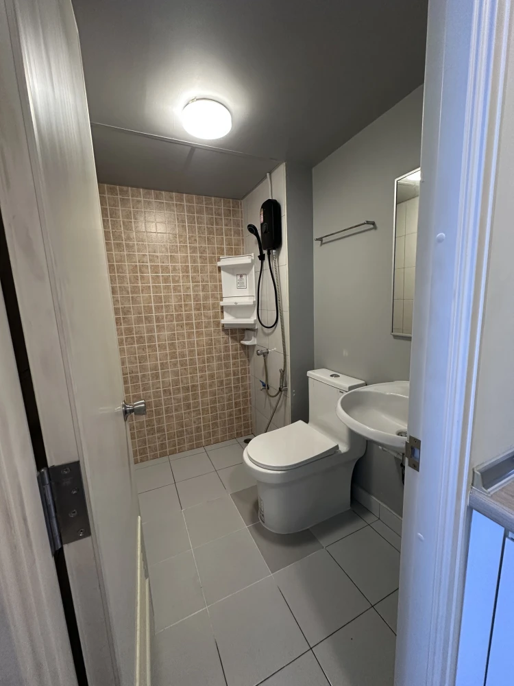 ให้เช่า ลุมพินี คอนโดทาวน์ ร่มเกล้า-สุวรรณภูมิ ห้องน่าอยู่ เฟอร์ครบ + เครื่องใช้ไฟฟ้าพร้อม จองเลย