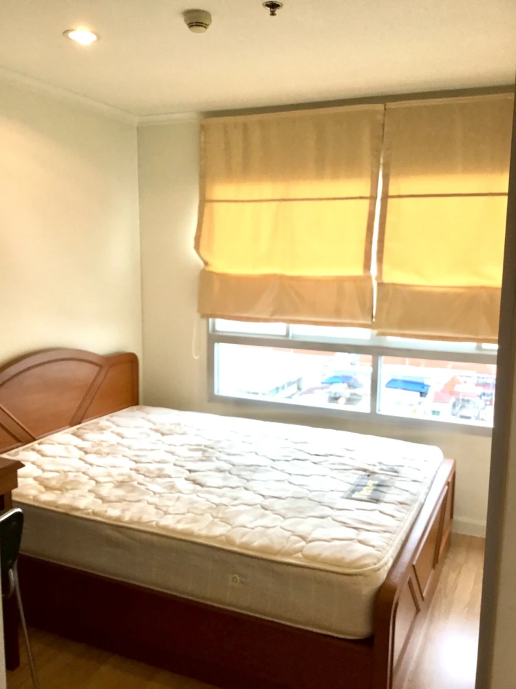 For rent: Lumpini Park Pinklao, a lovely unit on the 11th floor, fully furnished with appliances. Don't miss out!