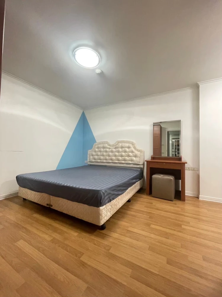 For rent: Lumpini Place Narathiwas 24. Spacious, ready-to-move-in unit with complete furniture. Comfortable living on a low floor. Book now!