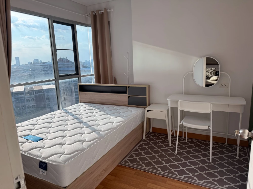 For rent: Lumpini Place Ratchada-Sathu, private corner room, no walls attached to other rooms, swimming pool view, 9th floor, ready to move in.