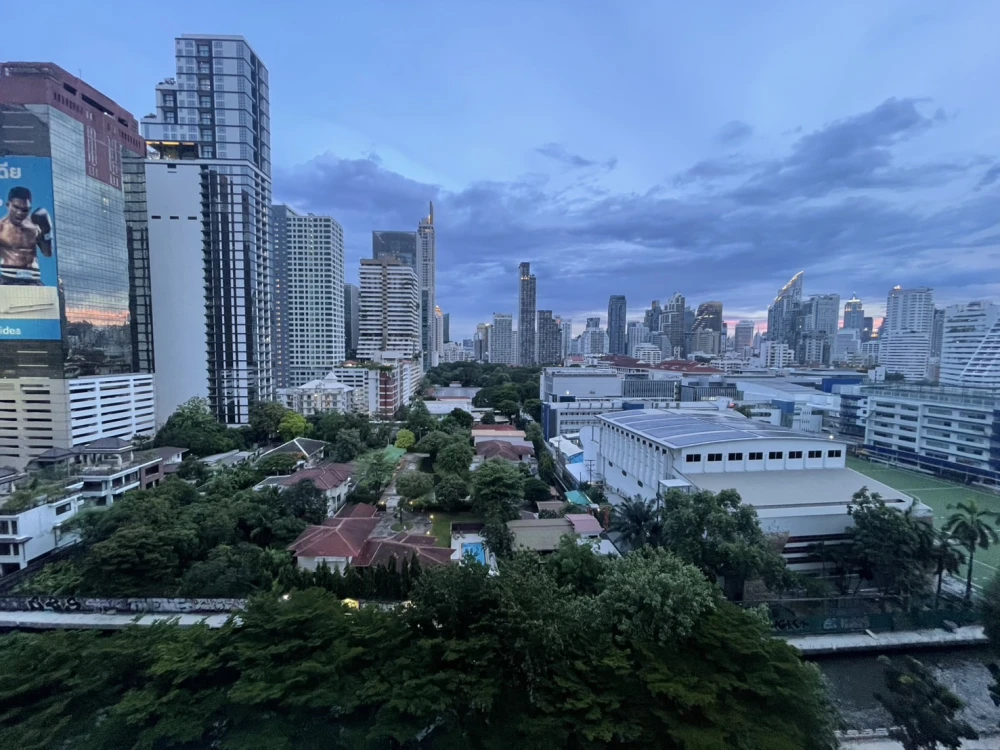 ให้เช่า วิลล่า อโศก ห้องกว้างพื้นที่ใช้สอยเยอะ เพดานสูง โปร่งโล่ง ทำเลดี รีบจองเลยตอนนี้