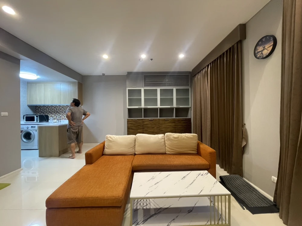 ให้เช่า วิลล่า อโศก ห้องกว้างพื้นที่ใช้สอยเยอะ เพดานสูง โปร่งโล่ง ทำเลดี รีบจองเลยตอนนี้