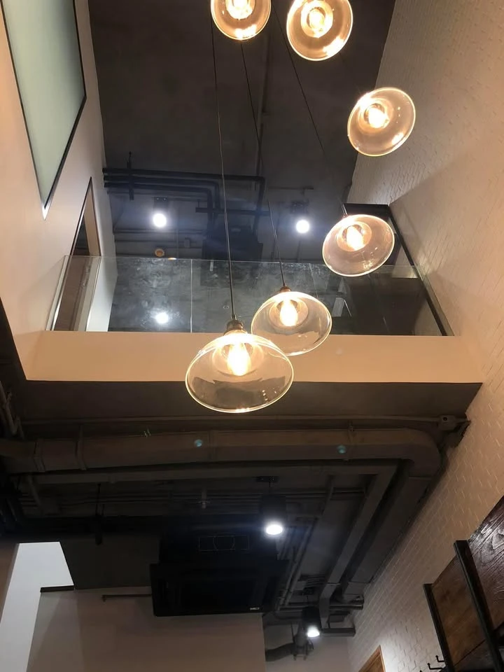 ให้เช่า วิลล่า อโศก แบบ 2 ชั้น พื้นที่กว้างมาก อย่างกับอยู่บ้าน แต่งสไตล์ลอฟท์สุดเก๋ ช้าหมดอดนะจ๊ะ