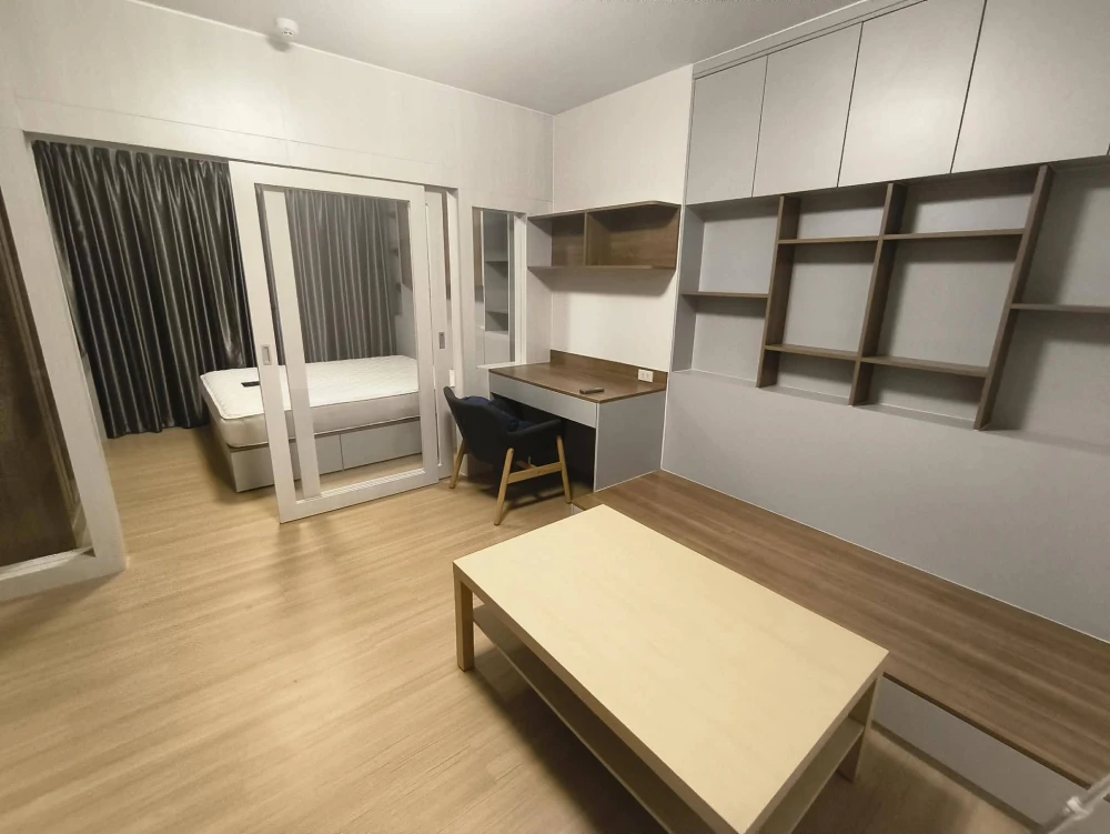 For rent: Supalai Loft Talat Phlu Station, fully furnished unit with glass partition separating rooms. Ready to move in with just your luggage.