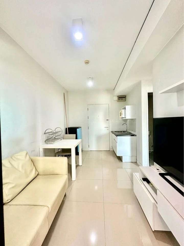 ให้เช่า เดอ โซน ตกแต่งฟังก์ชั่นครบ พร้อมเฟอร์นิเจอร์แน่นๆ มาแต่ตัวเข้าอยู่ได้เลย