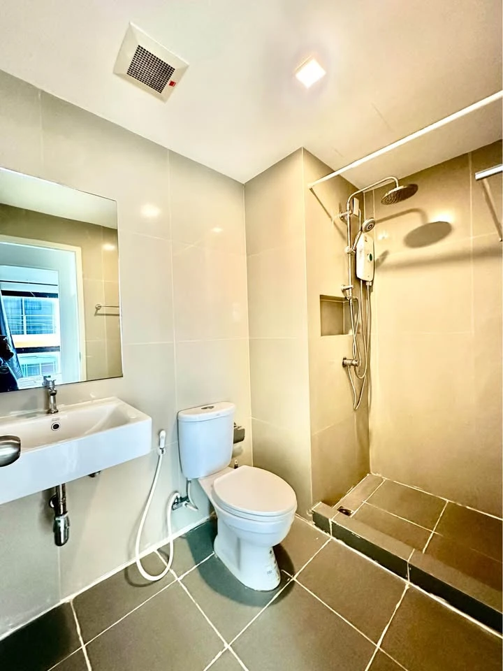 ให้เช่า เดอ โซน ตกแต่งฟังก์ชั่นครบ พร้อมเฟอร์นิเจอร์แน่นๆ มาแต่ตัวเข้าอยู่ได้เลย