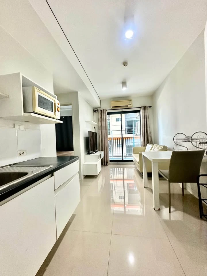 ให้เช่า เดอ โซน ตกแต่งฟังก์ชั่นครบ พร้อมเฟอร์นิเจอร์แน่นๆ มาแต่ตัวเข้าอยู่ได้เลย