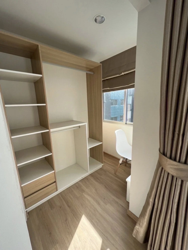 ให้เช่า เสนา คิทท์ ฉลองกรุง-ลาดกระบัง แต่งวอลเปเปอร์อย่างดี ตู้เสื้อผ้าหลังใหญ่ เตียงนอนนุ่มสบาย