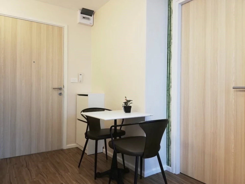 ให้เช่า แกรนด์ คอนโด วุฒากาศ 53 ติดวอลเปเปอร์ + มุ้งลวดเรียบร้อย แต่งครบ พร้อมเข้าอยู่ ใกล้ BTS วุฒากาศ เดินทางสะดวก!