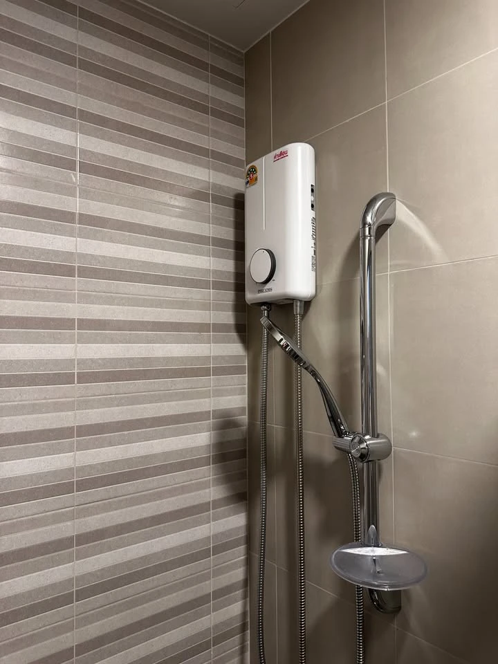 ให้เช่า แอสปาย สุขุมวิท - พระราม 4 ห้องสตูดิโอ ชั้นสูง วิวสระว่ายน้ำและเมือง  เฟอร์นิเจอร์ครบ พร้อมเข้าอยู่