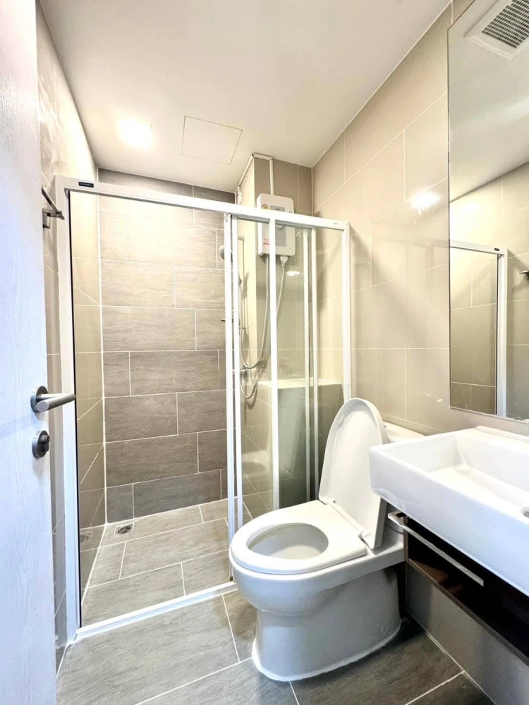 ให้เช่า โมดิซ สเตชั่น มีเฟอร์นิเจอร์ครบ พร้อมตู้เสื้อผ้าหลังใหญ่ใส่ของได้จุใจ จองเลยอย่าลังเล