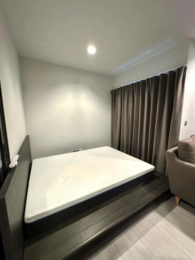 For rent: Life Asoke-Rama 9, very high floor unit, fully furnished with all appliances. Move in now! Don't hesitate.