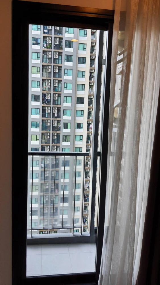ให้เช่า ไลฟ์ อโศก  ห้องพร้อมอยู่ เฟอร์พร้อม ห้องกว้างอยู่สบาย