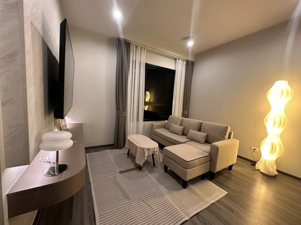 ให้เช่า ไอดีโอ รามคำแหง - ลำสาลี สเตชั่น แบบ 1 Bedroom ห้องนั่งเล่นหน้ากว้าง เฟอร์นิเจอร์ครบ พร้อมเข้าอยู่