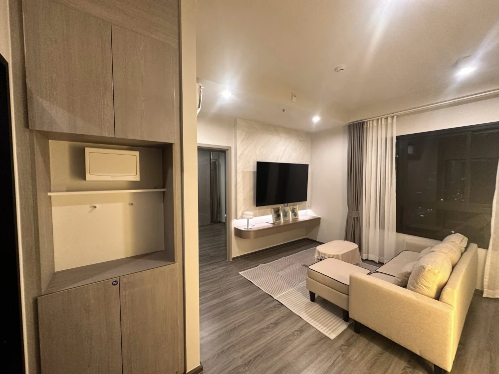 ให้เช่า ไอดีโอ รามคำแหง - ลำสาลี สเตชั่น แบบ 1 Bedroom ห้องนั่งเล่นหน้ากว้าง เฟอร์นิเจอร์ครบ พร้อมเข้าอยู่