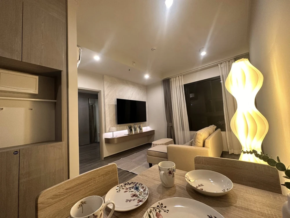 ให้เช่า ไอดีโอ รามคำแหง - ลำสาลี สเตชั่น แบบ 1 Bedroom ห้องนั่งเล่นหน้ากว้าง เฟอร์นิเจอร์ครบ พร้อมเข้าอยู่