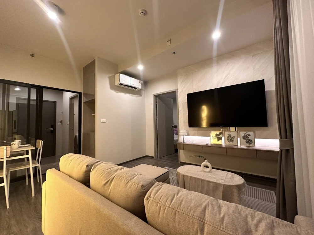 ให้เช่า ไอดีโอ รามคำแหง - ลำสาลี สเตชั่น แบบ 1 Bedroom ห้องนั่งเล่นหน้ากว้าง เฟอร์นิเจอร์ครบ พร้อมเข้าอยู่