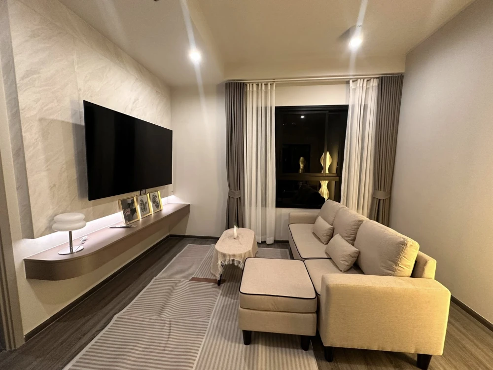 ให้เช่า ไอดีโอ รามคำแหง - ลำสาลี สเตชั่น แบบ 1 Bedroom ห้องนั่งเล่นหน้ากว้าง เฟอร์นิเจอร์ครบ พร้อมเข้าอยู่