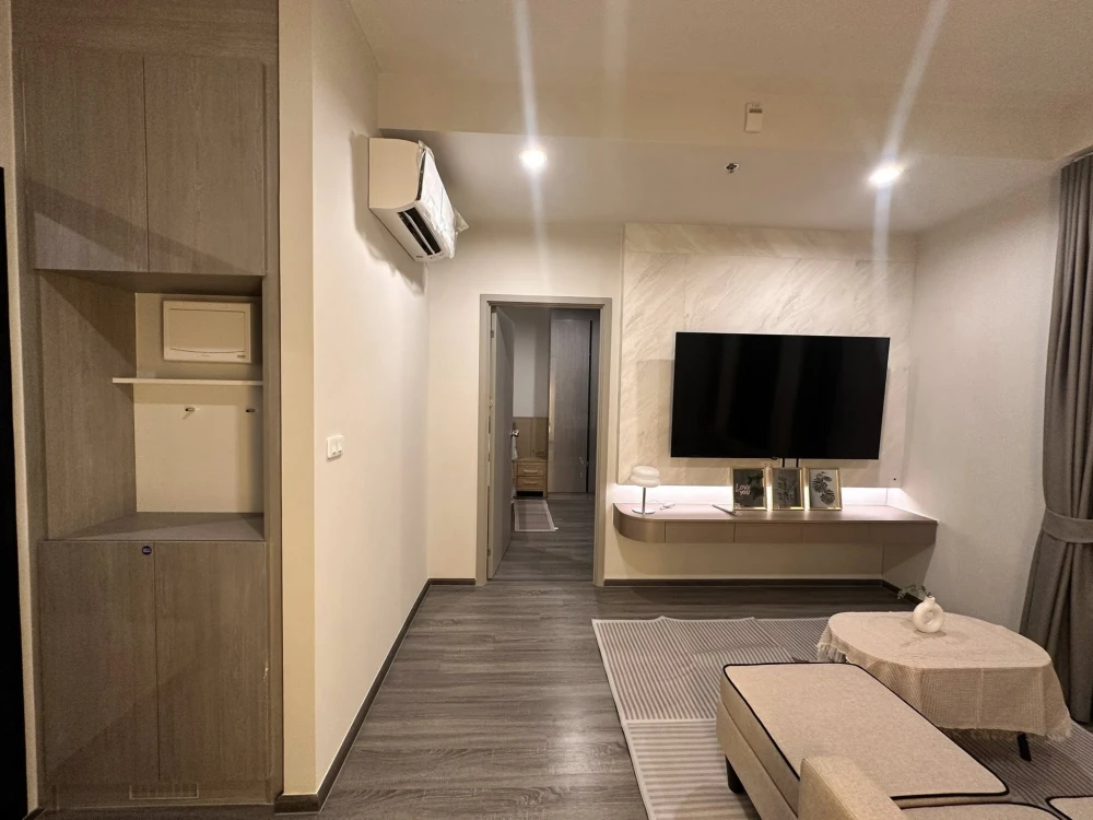 ให้เช่า ไอดีโอ รามคำแหง - ลำสาลี สเตชั่น แบบ 1 Bedroom ห้องนั่งเล่นหน้ากว้าง เฟอร์นิเจอร์ครบ พร้อมเข้าอยู่