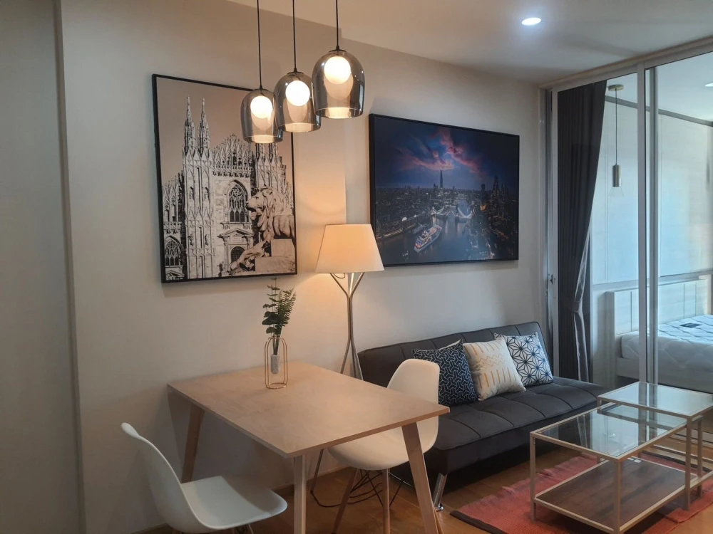 ให้เช่า ไฮฟ์ สาทร  ชั้น27 จากระเบียงห้องเห็นวิวแม่น้ำเจ้าพระยา ราคาอย่างโดน มาจองเลย อย่าพลาดเด็ดขาด