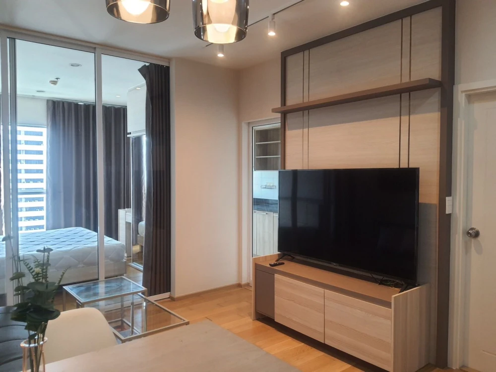 ให้เช่า ไฮฟ์ สาทร  ชั้น27 จากระเบียงห้องเห็นวิวแม่น้ำเจ้าพระยา ราคาอย่างโดน มาจองเลย อย่าพลาดเด็ดขาด