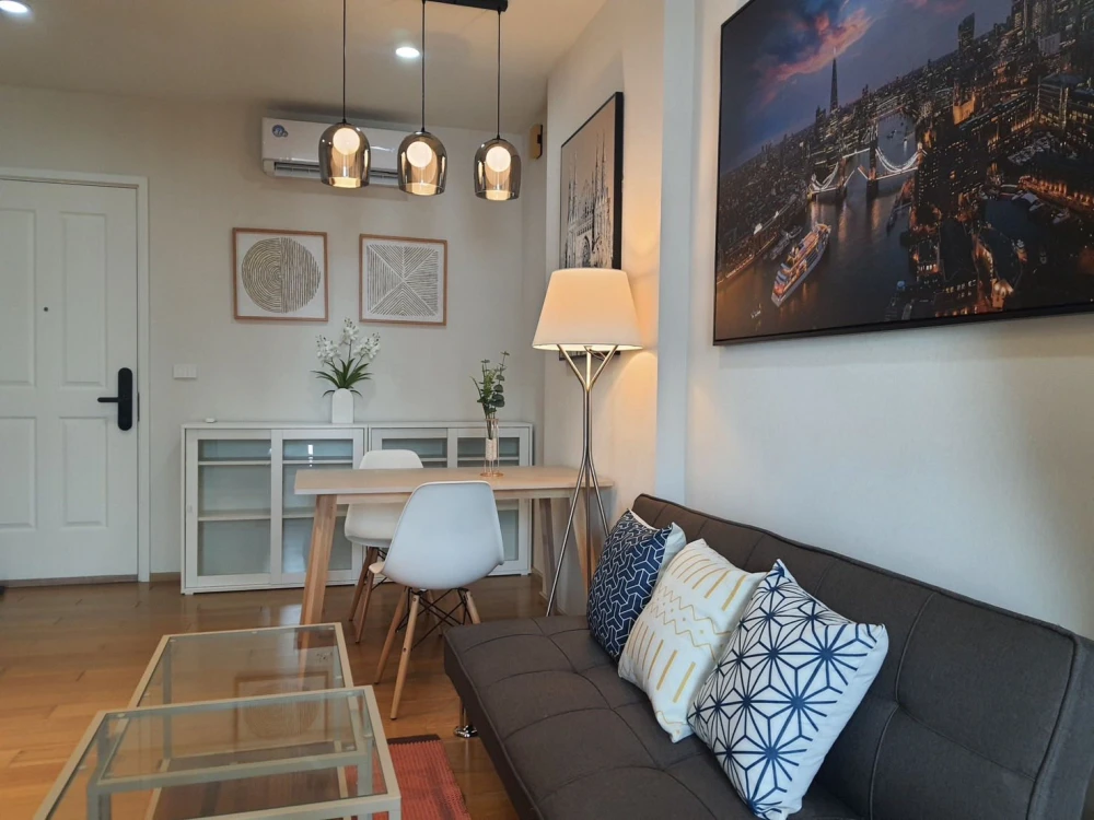 ให้เช่า ไฮฟ์ สาทร  ชั้น27 จากระเบียงห้องเห็นวิวแม่น้ำเจ้าพระยา ราคาอย่างโดน มาจองเลย อย่าพลาดเด็ดขาด