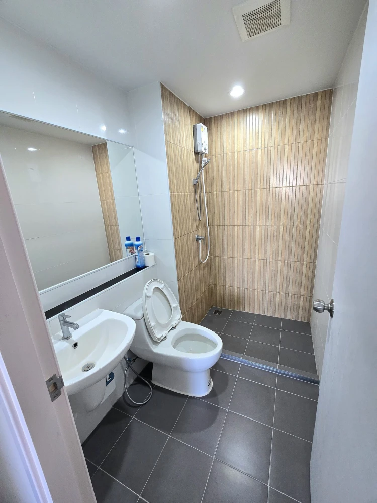 ให้เช่า ไฮ ซีคอน สเตชั่น คอนโด อาคาร A ชั้น 8 เฟอร์นิเจอร์ครบชุด มีทีวีจอใหญ่ ดูได้เต็มตา ต้องจองเลย