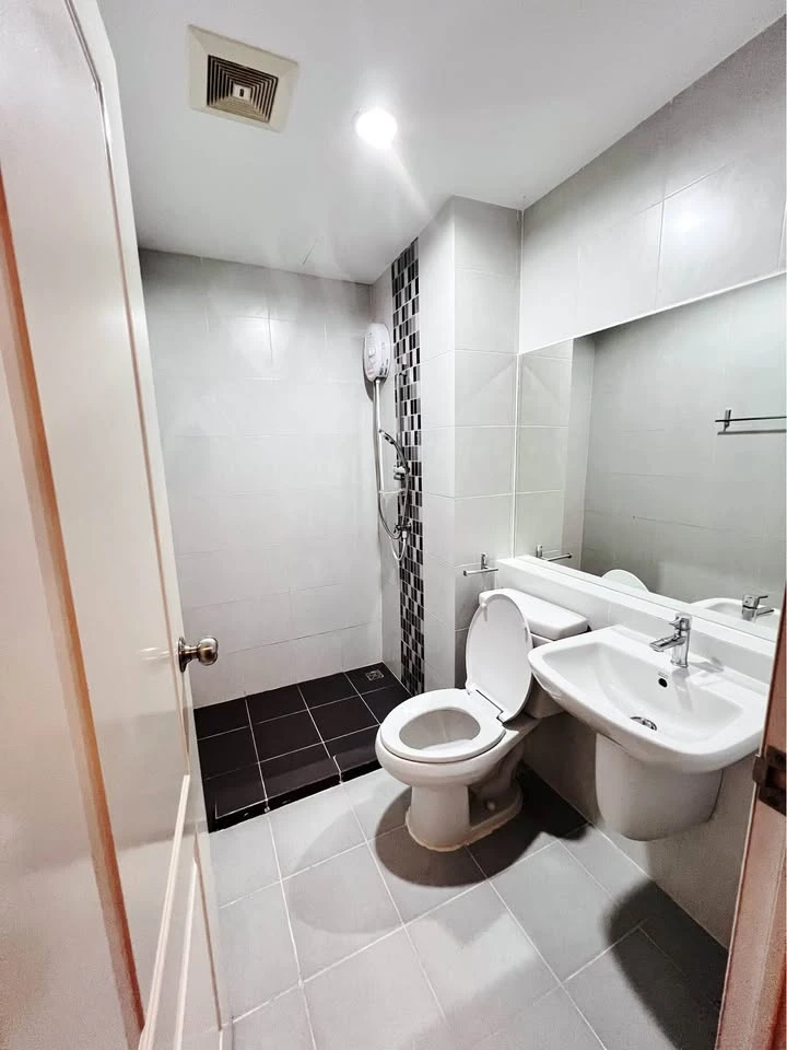 ให้เช่า 624 Condolette Ratchada 36 แบบกั้นห้องนอน ติดวอลเปเปอร์ทั้งห้อง มีความเป็นส่วนตัวสูง ไม่วุ่นวาย พลาดแล้วจะเสียใจ