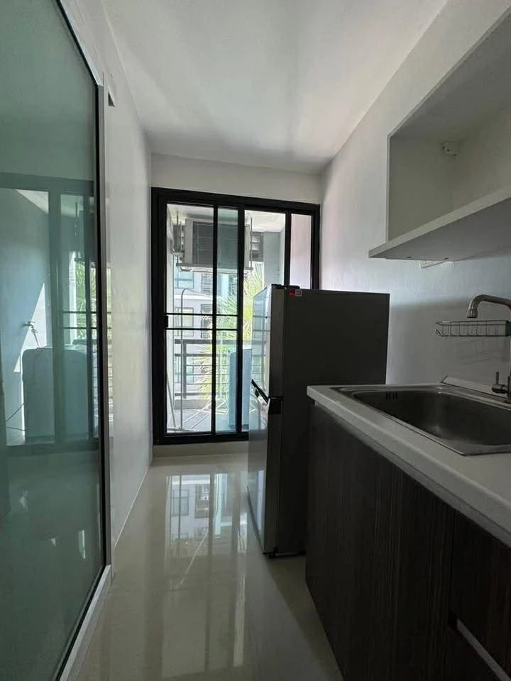 ให้เช่า A pool condo บางนา ห้องมุม ชั้น 4 ได้หน้าต่างบานใหญ่ พร้อมวิว 2 ด้าน รับลมดีมาก รีบคว้าไว้เลย