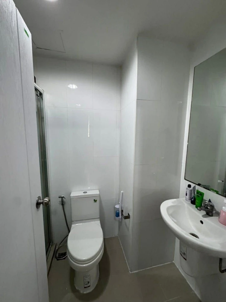 ให้เช่า A pool condo บางนา ห้องมุม ชั้น 4 ได้หน้าต่างบานใหญ่ พร้อมวิว 2 ด้าน รับลมดีมาก รีบคว้าไว้เลย