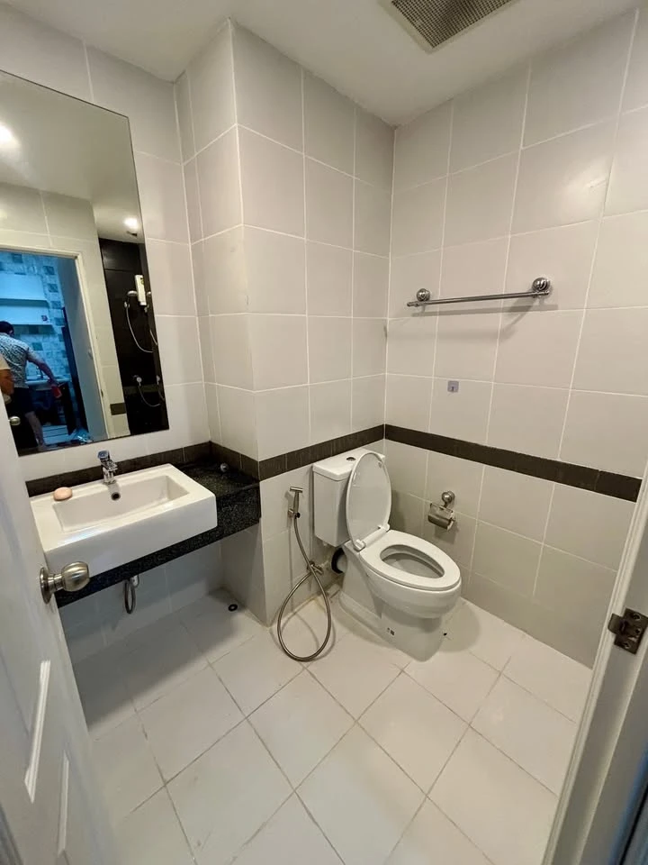 ให้เช่า A space อโศก-รัชดา ชั้นล่าง (Ground Floor) มีประตูออกสู่ระเบียงและสวนส่วนตัว อยู่ใกล้สระว่ายน้ำ 50 เมตร จองเลย