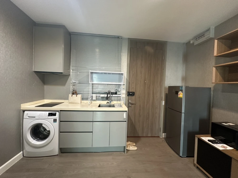 ให้เช่า A space ID อโศก-รัชดา พื้นที่ใช้สอยในห้องเยอะ อยู่สบาย ติดวอลเปเปอร์ทั้งห้อง สนใจจองเลย