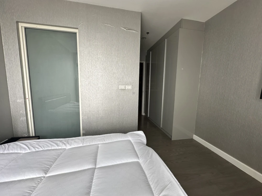 ให้เช่า A space ID อโศก-รัชดา พื้นที่ใช้สอยในห้องเยอะ อยู่สบาย ติดวอลเปเปอร์ทั้งห้อง สนใจจองเลย