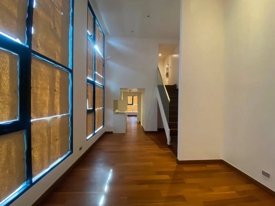 ให้เช่า Altitude Symphony Charoenkrung-Sathorn เป็นแบบห้อง 2 ชั้น 3 ห้องนอน 2 ห้องน้ำ พื้นที่ใช้สอยเหลือๆ รีบคว้าไว้เลย