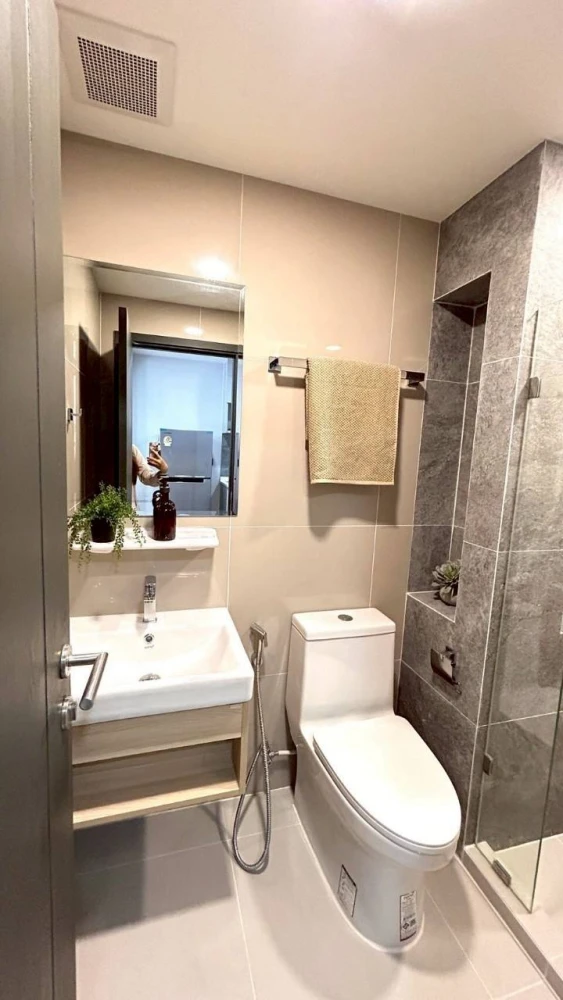 ให้เช่า Asher Sutthisan ห้องน่าอยู่ ตกแต่งคุมโทน มาพร้อมเฟอร์ครบครัน หิ้วกระเป๋าเข้าอยู่ได้เลยจ้า