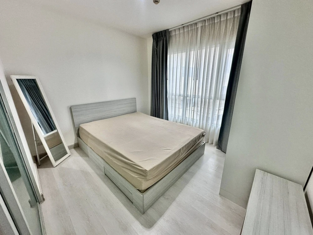 For rent: Aspire Ngamwongwan, partitioned room with complete furniture set. Don't miss this opportunity!